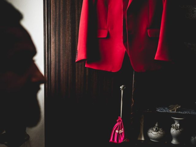 Erre az esküvőre úgy emlékszünk, hogy Connor McGregor vörös öltönyben