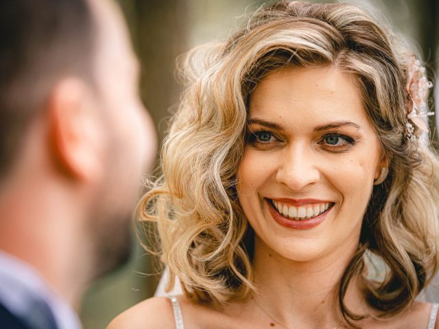 A menyasszony egy meghitt, örömteli pillanatban az esküvői fotózáson