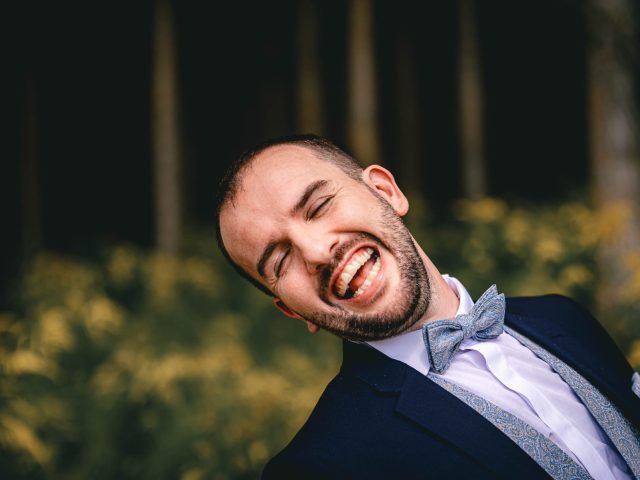 Egy őszinte, felszabadult pillanat az esküvői fotózás során