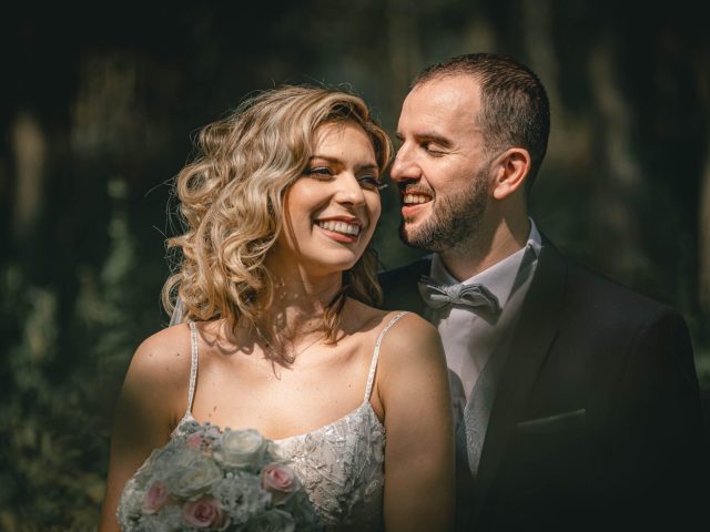 A boldog pár az esküvői fotózás során, gyönyörű természetes környezetben.